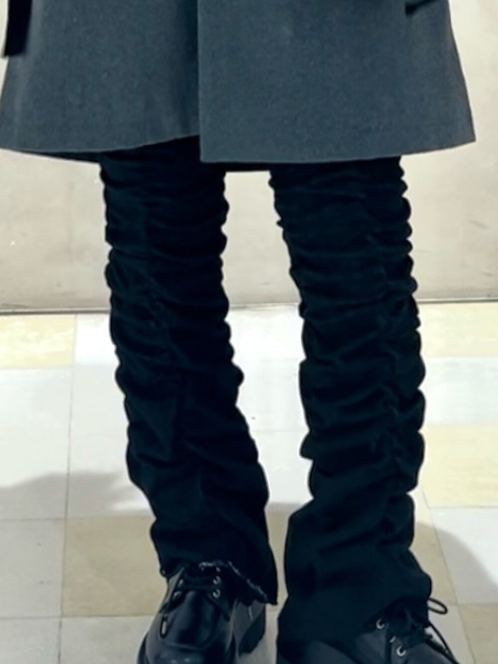 ブラック系のデニムパンツ、グレー系のその他アウター、ピンク系のシャツ/ブラウスを着用したレディースの秋コーディネートの4枚目の写真