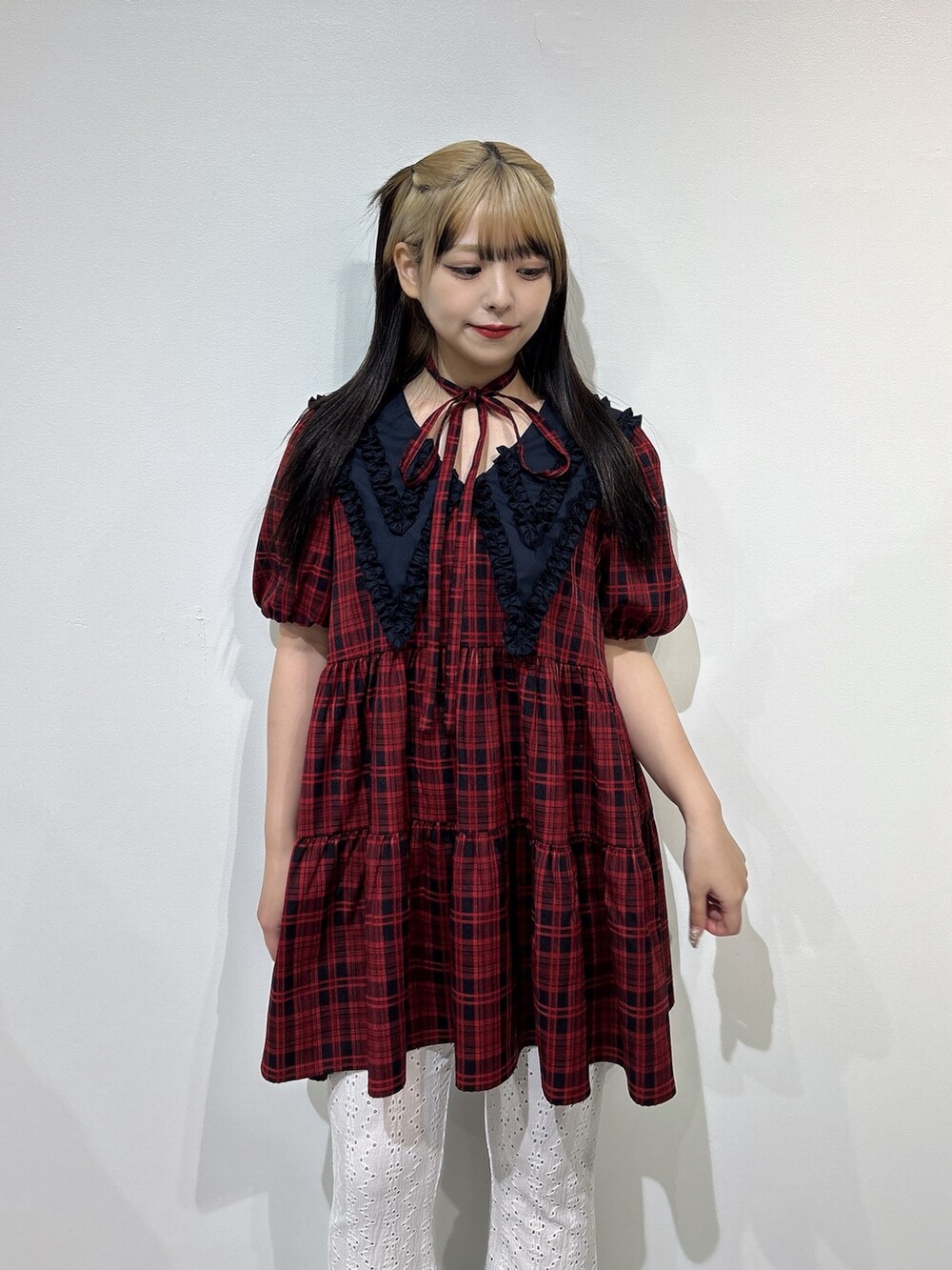 レッド系のワンピース、ブラック系のローファーを着用したレディースの冬コーディネートの4枚目の写真