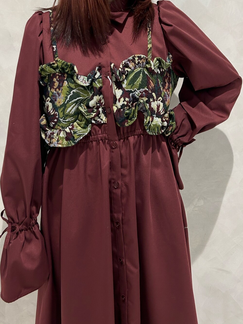 レッド系のワンピース、ブラック系のドレスシューズを着用したレディースの秋コーディネートの4枚目の写真