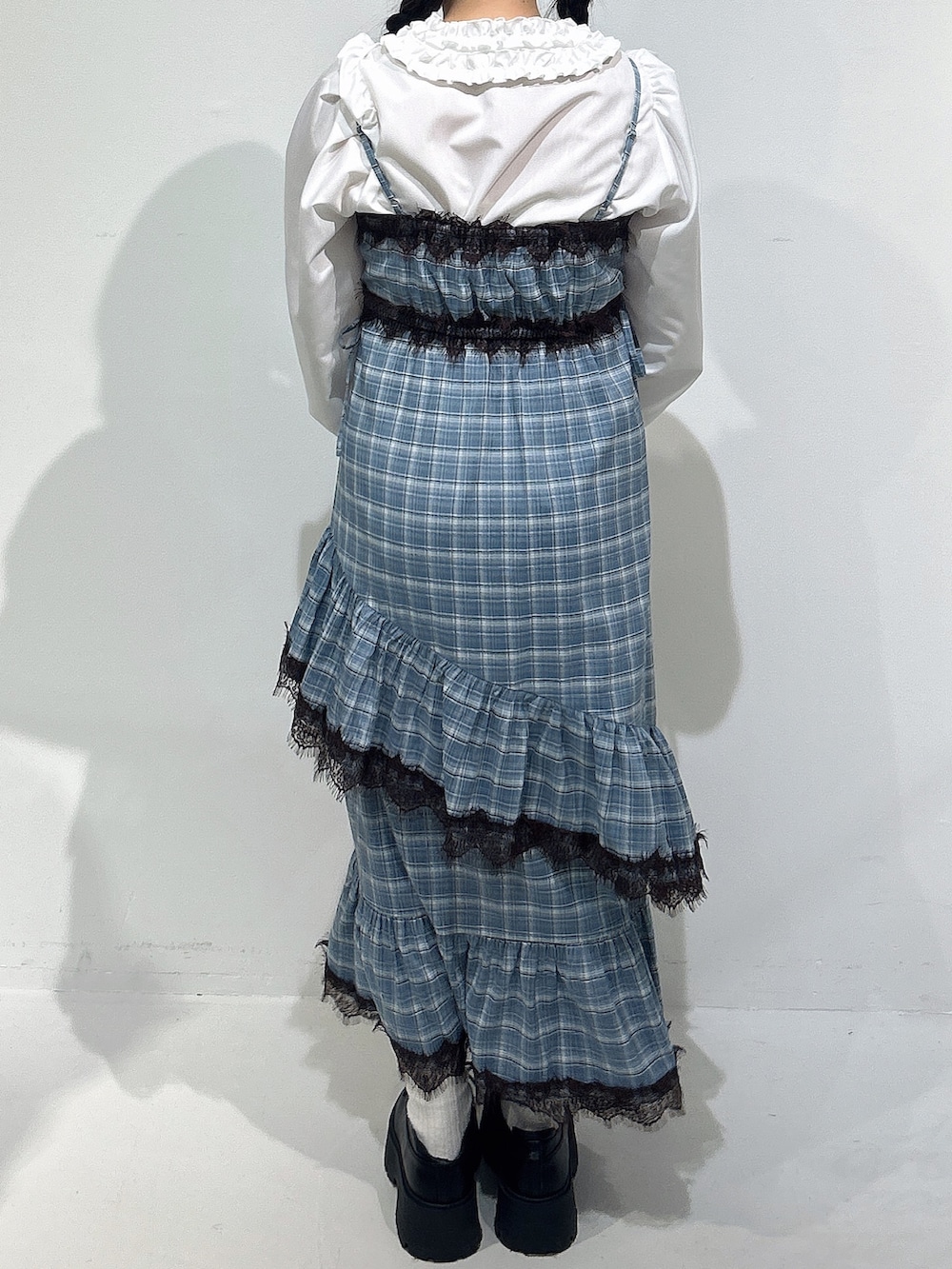 ホワイト系のシャツ/ブラウス、ブルー系のワンピース、ブラック系のハンドバッグを着用したレディースの冬コーディネートの3枚目の写真