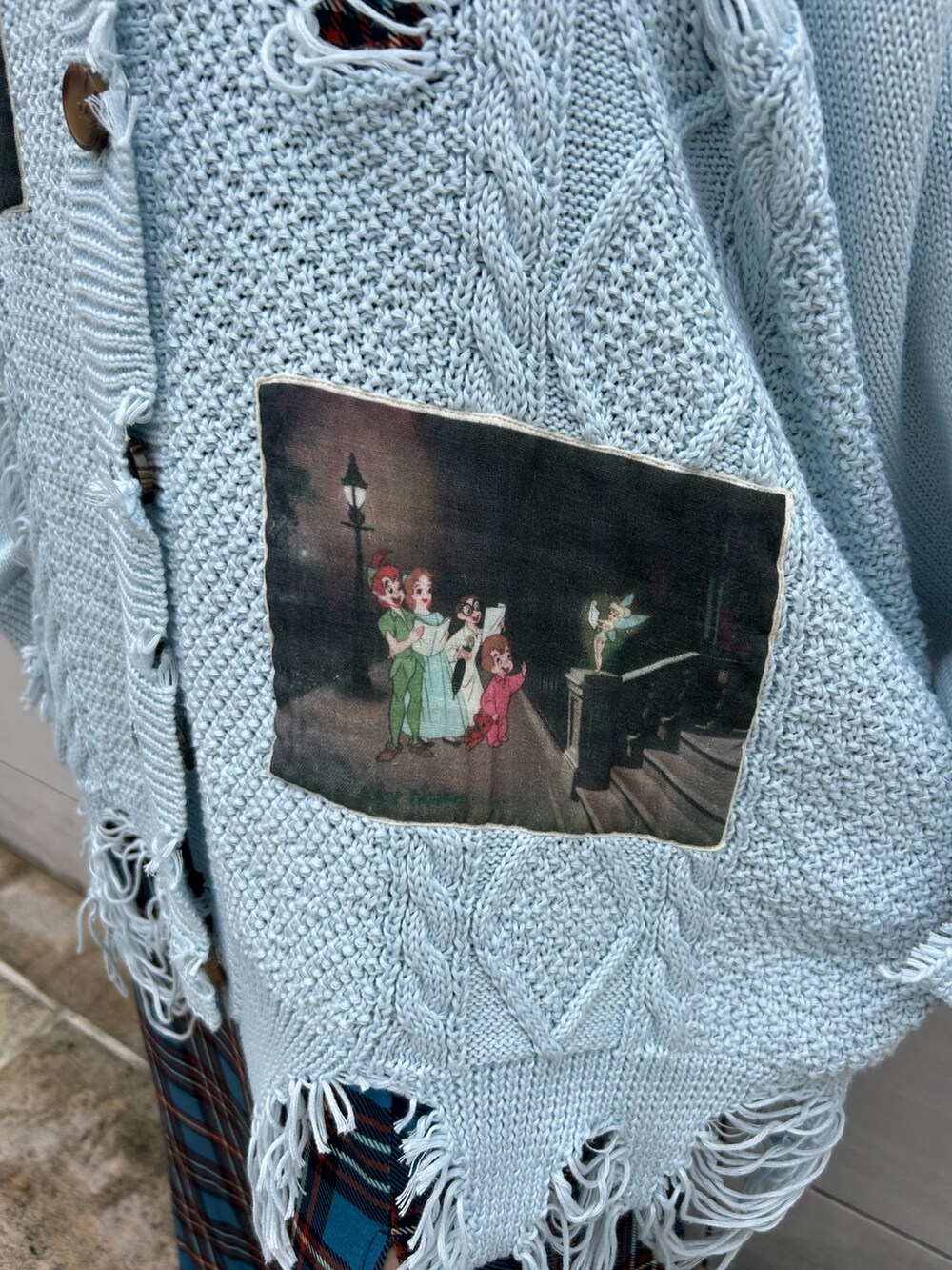 ブルー系のカーディガン/ボレロ、ブルー系のワンピース、ブラック系のブーツを着用したレディースの夏コーディネートの6枚目の写真