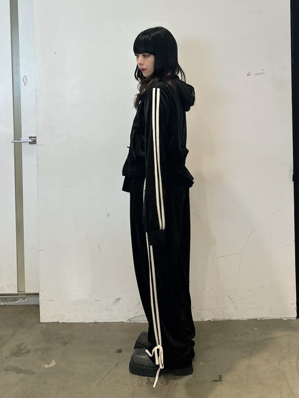 ブラック系のその他パンツ、ブラック系のパーカー、ブラック系のブーツを着用したレディースの秋コーディネートの2枚目の写真