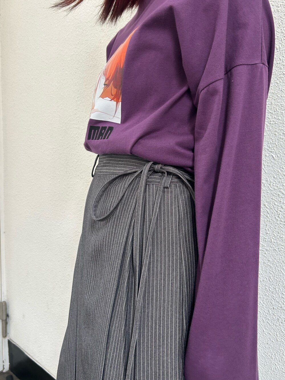 グレー系のスカート、ブラック系のドレスシューズ、パープル系のTシャツ/カットソーを着用したレディースの夏コーディネートの7枚目の写真
