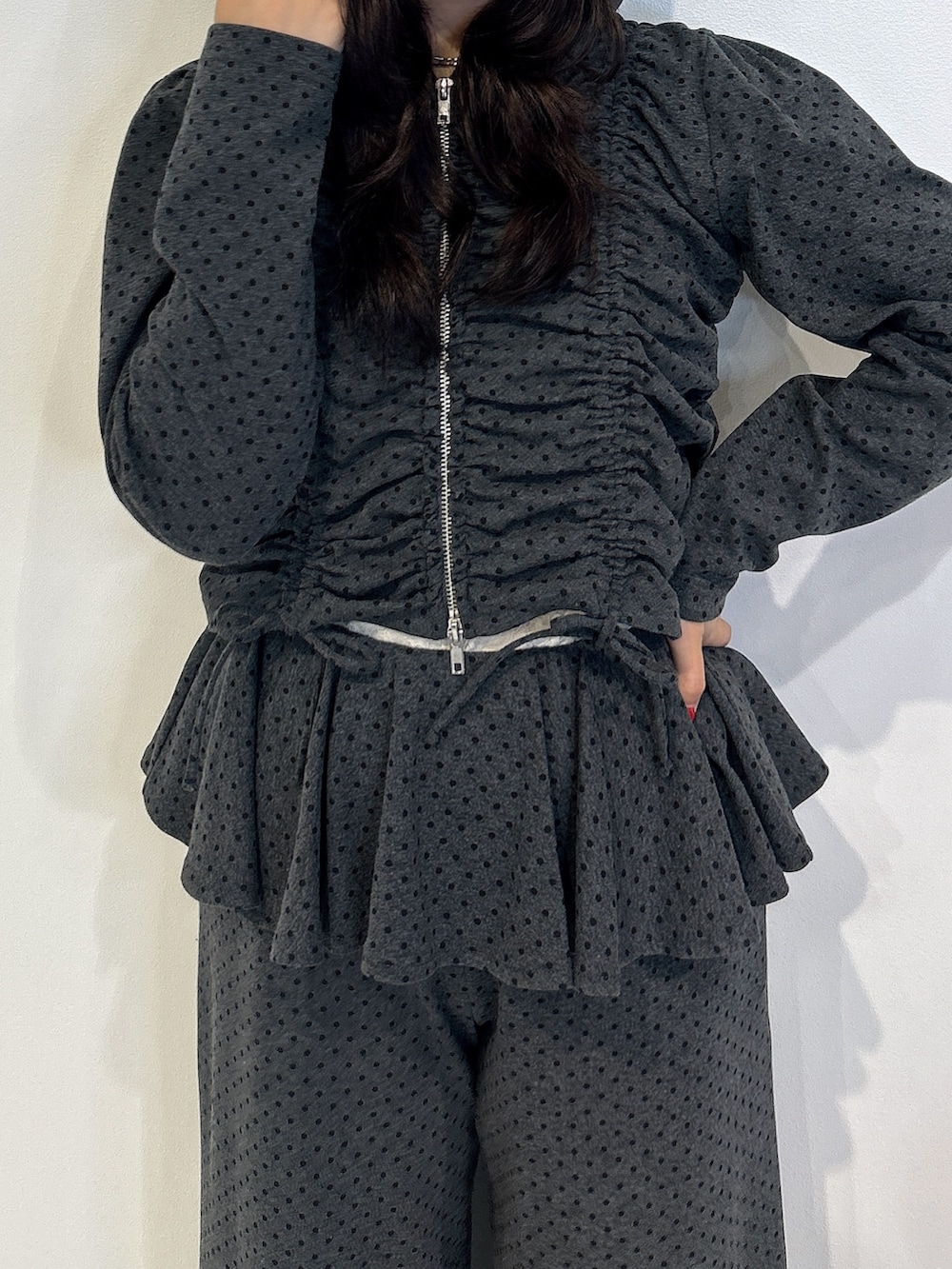 グレー系のスウェットパンツ、ブラック系のパーカー、ブラック系のローファーを着用したレディースの冬コーディネートの4枚目の写真