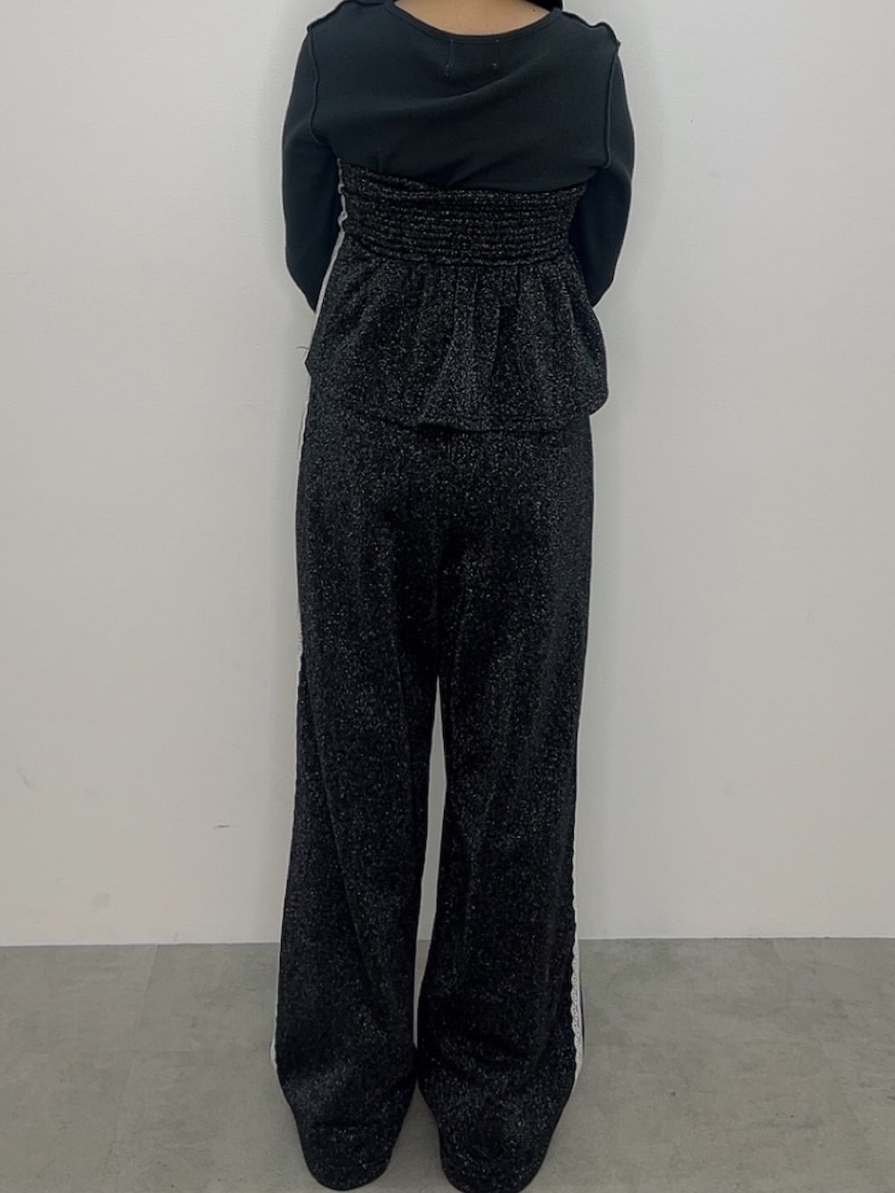 ブラック系のキャミソール、ブラック系のその他パンツ、ブラック系のローファーを着用したレディースの春コーディネートの3枚目の写真