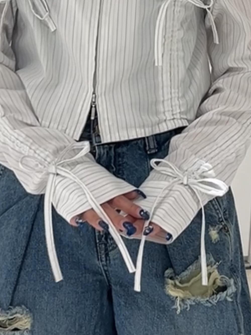 「jouetie、jouetiefashionista、jouetie_ootd、jouetieコーデ、シャツ、シャツスタイル、シャツコーデ、低身長、低身長コーデ、低身長女子、骨格、骨格ウェーブ」｜「jouetieのギャザースリーブストライプシャツ（シャツ/ブラウス、ホワイト系）」を使った、ALICEさん（骨格ウェーブ・レディース・152cm）の春コーディネートの6枚目の写真