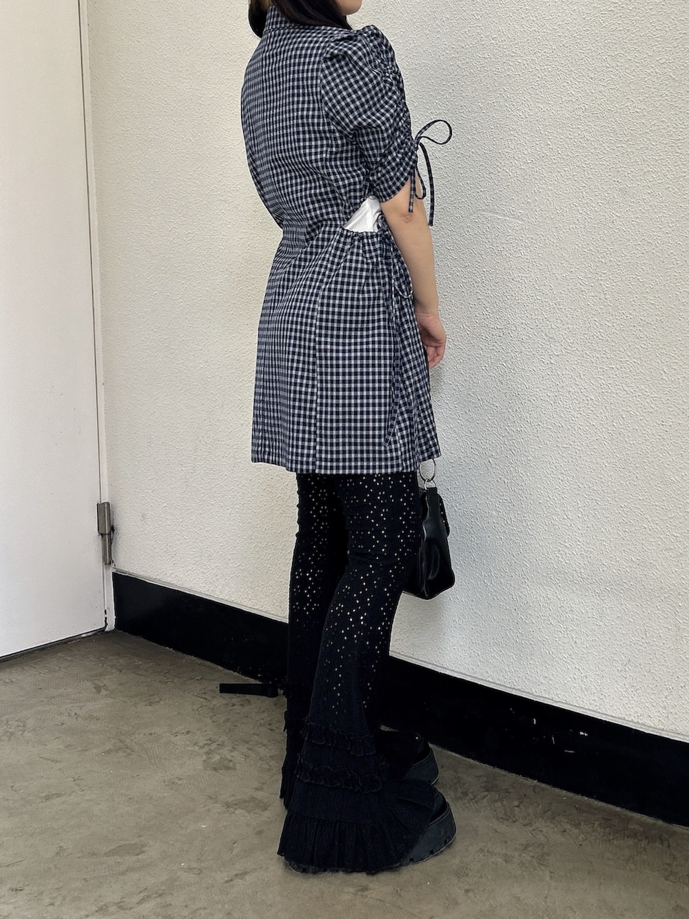 ブルー系のワンピース、ブラック系のその他パンツ、ブラック系のローファーを着用したレディースの春コーディネートの2枚目の写真