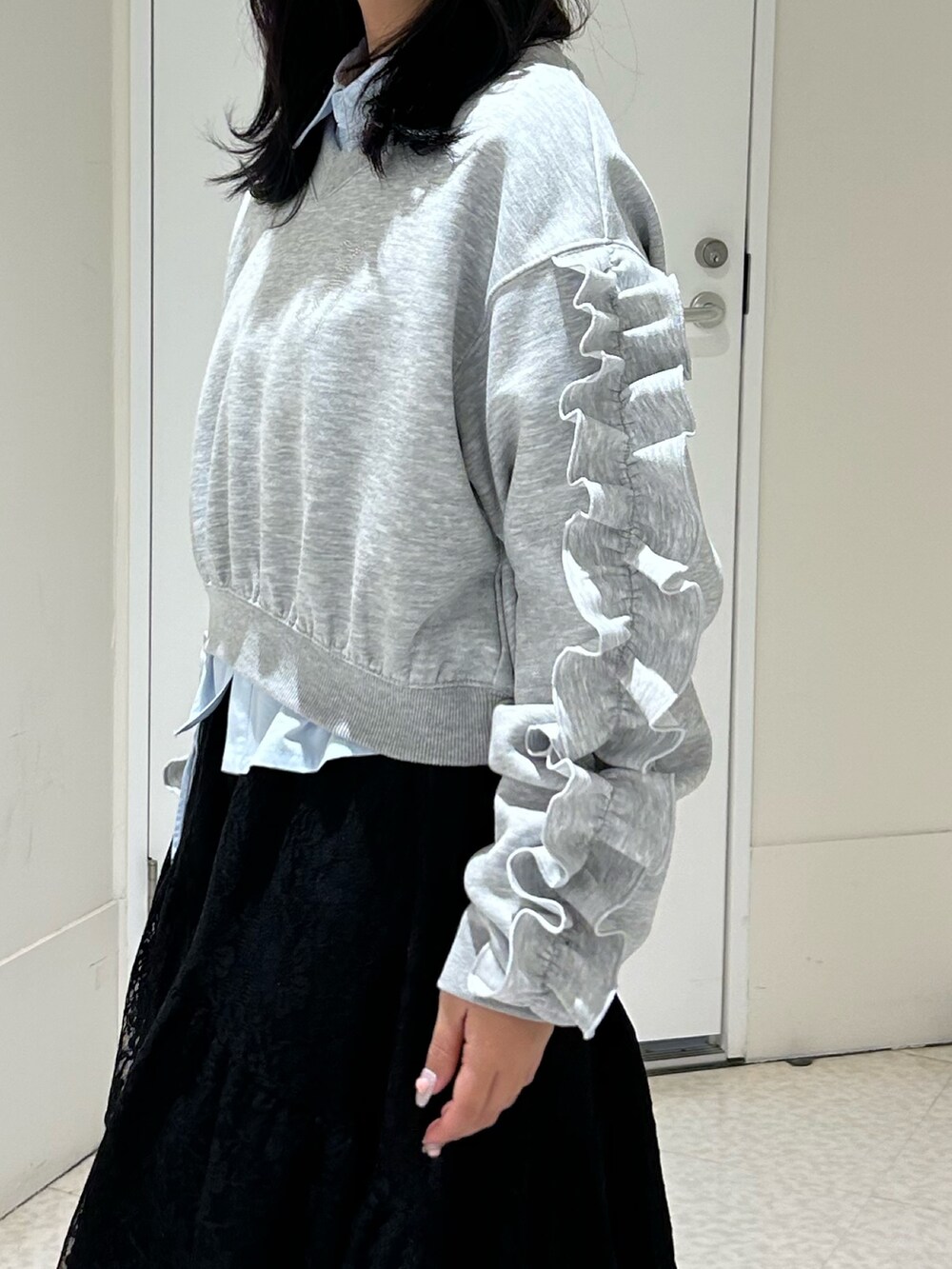 ブラック系のスカート、グレー系のスウェット、ブルー系のシャツ/ブラウスを着用したレディースの冬コーディネートの6枚目の写真