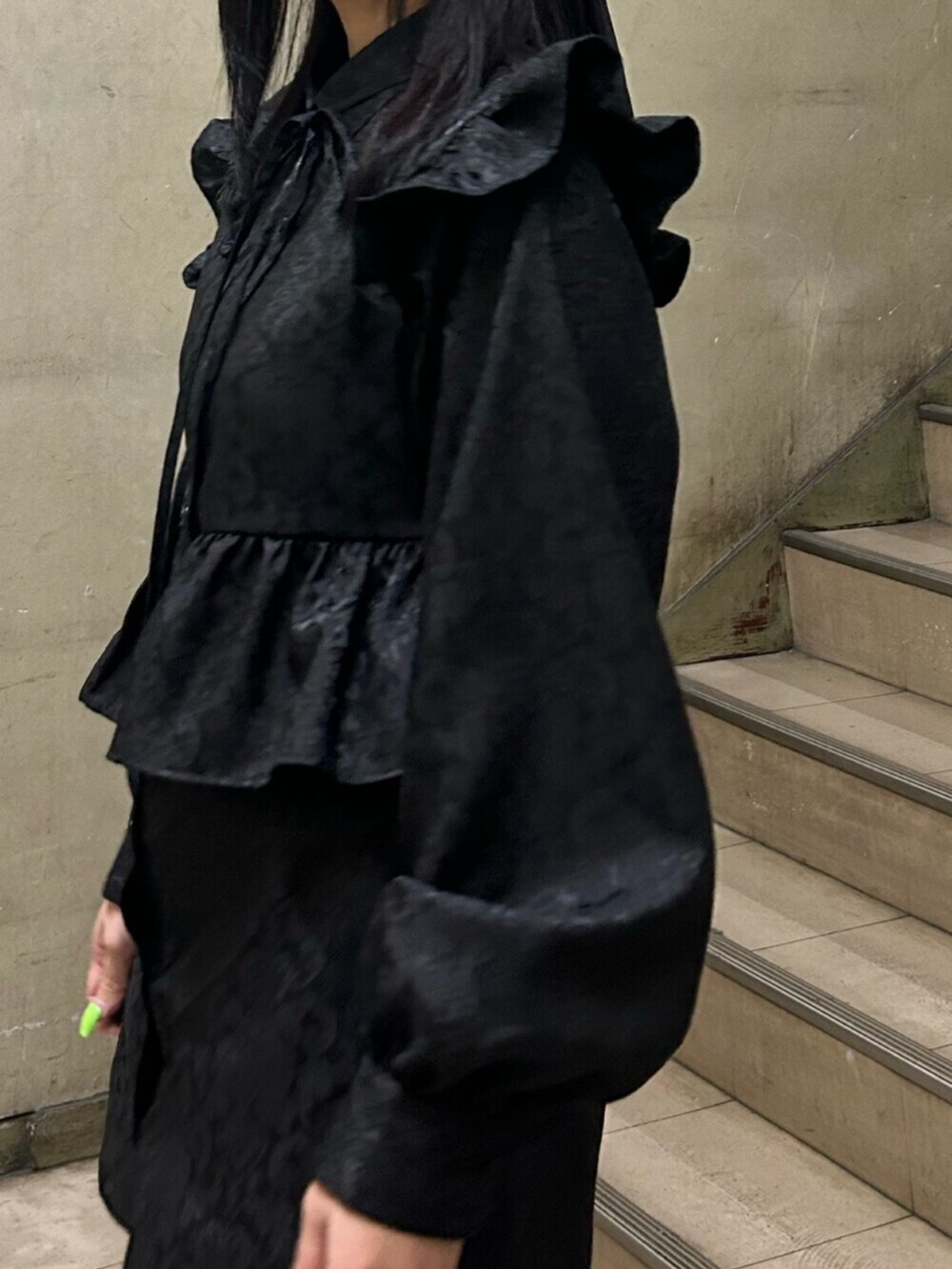 ブラック系のブーツ、ブラック系のシャツ/ブラウス、ブラック系のバレッタ/ヘアクリップを着用したレディースの冬コーディネートの5枚目の写真