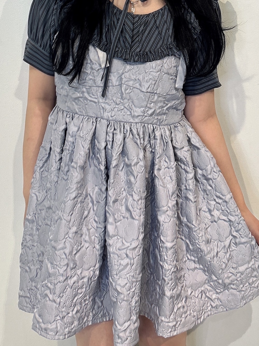 ブルー系のワンピース、ブラック系のシャツ/ブラウス、ブラック系のサンダルを着用したレディースの春コーディネートの5枚目の写真