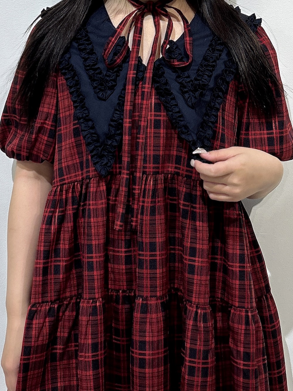 レッド系のワンピース、ブラック系のローファーを着用したレディースの冬コーディネートの5枚目の写真