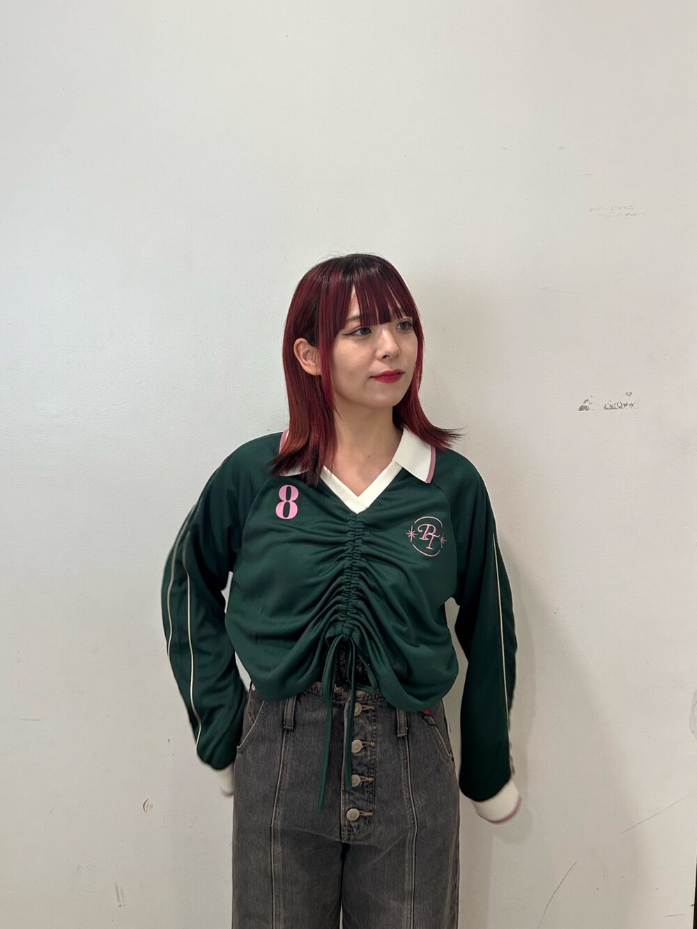 グリーン系のTシャツ/カットソー、ブラック系のデニムパンツ、レッド系のローファーを着用したレディースの夏コーディネートの5枚目の写真