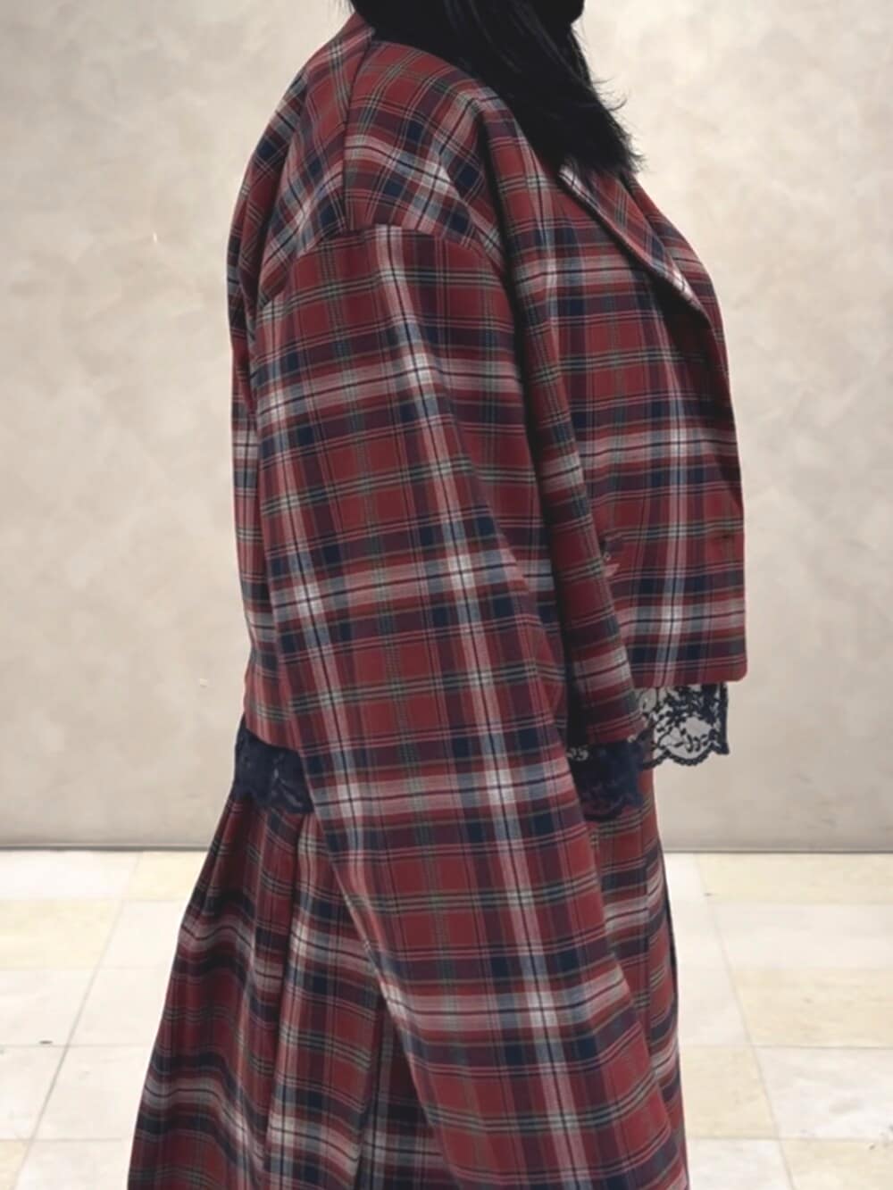 ブラック系のドレスシューズ、ホワイト系のシャツ/ブラウス、レッド系のスカートを着用したレディースの冬コーディネートの7枚目の写真