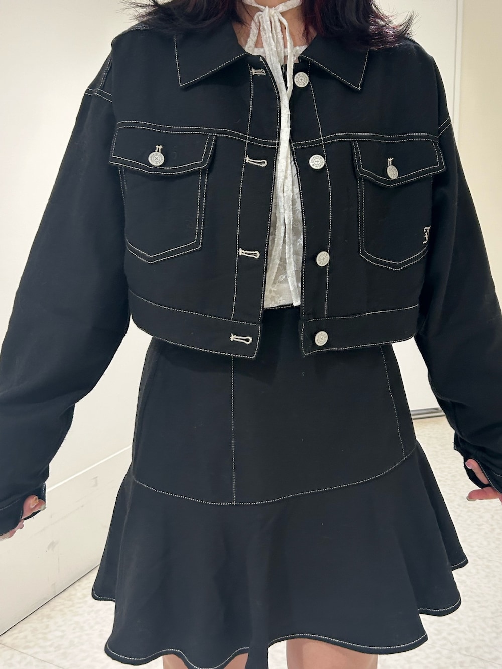 ブラック系のワンピース、ホワイト系のTシャツ/カットソー、レッド系のローファーを着用したレディースの秋コーディネートの6枚目の写真