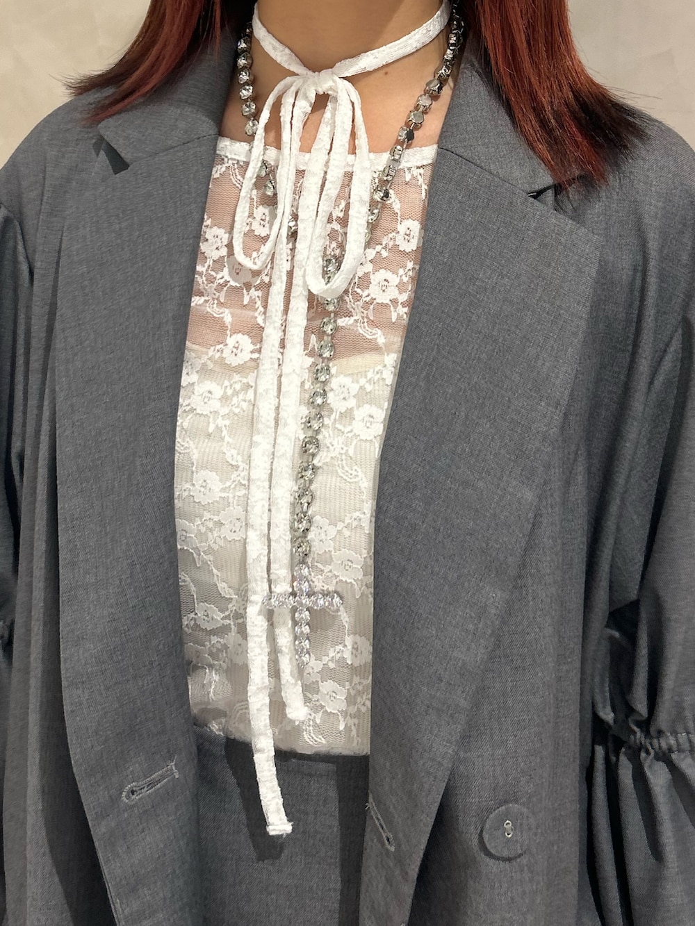グレー系のワンピース、レッド系のドレスシューズ、ホワイト系のTシャツ/カットソーを着用したレディースの秋コーディネートの8枚目の写真