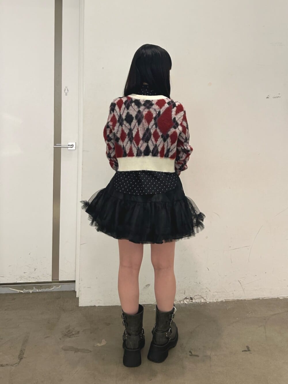 ブラック系のスカート、ブラック系のブーツ、ブラック系のシャツ/ブラウスを着用したレディースの夏コーディネートの3枚目の写真