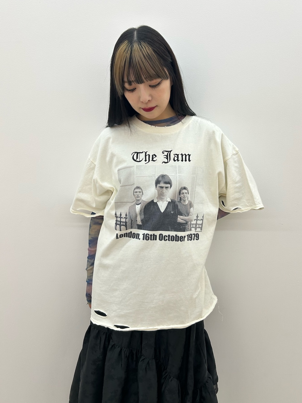 ホワイト系のTシャツ/カットソー、ブラック系のスカート、ブラック系のブーツを着用したレディースの春コーディネートの4枚目の写真