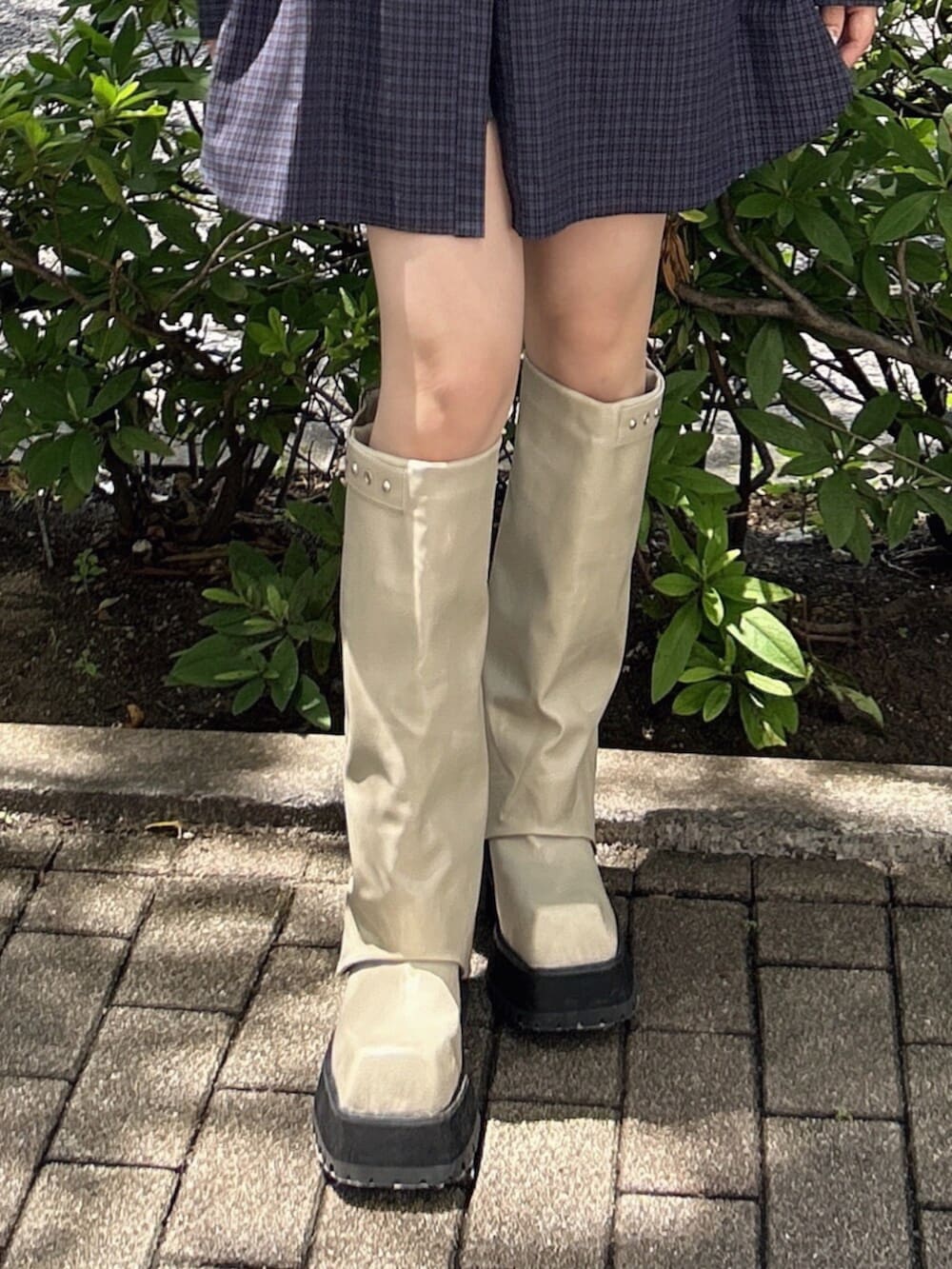 ブルー系のシャツ/ブラウス、ホワイト系のブーツ、ブラウン系のハンドバッグを着用したレディースの夏コーディネートの5枚目の写真