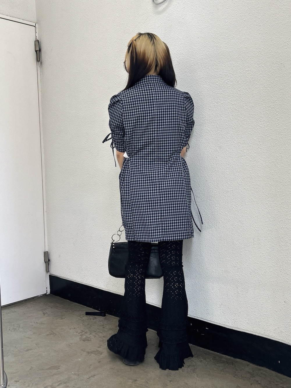 ブルー系のワンピース、ブラック系のその他パンツ、ブラック系のローファーを着用したレディースの春コーディネートの3枚目の写真