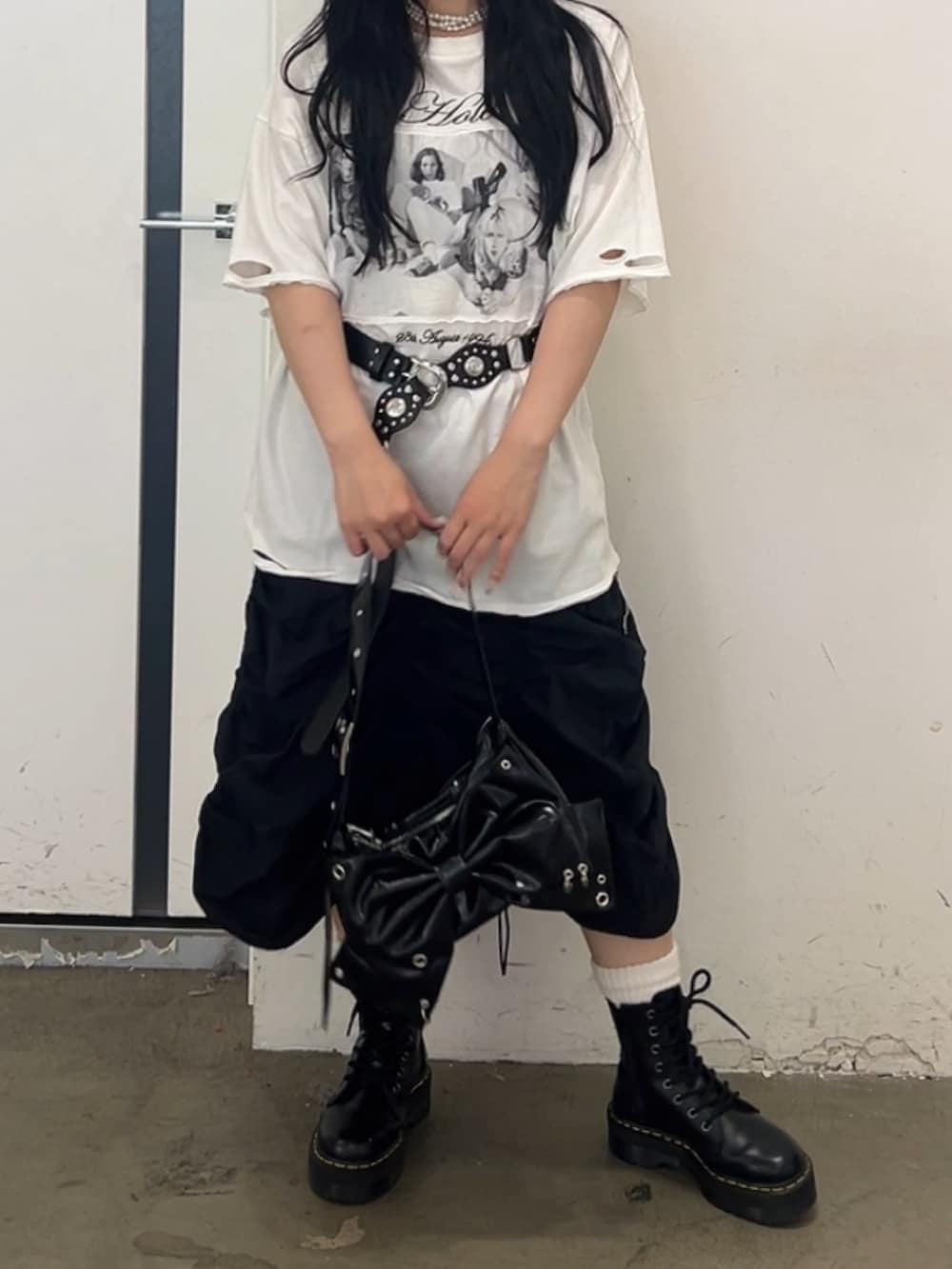 ホワイト系のTシャツ/カットソー、ブラック系のスカート、ブラック系のその他シューズを着用したレディースの夏コーディネートの7枚目の写真