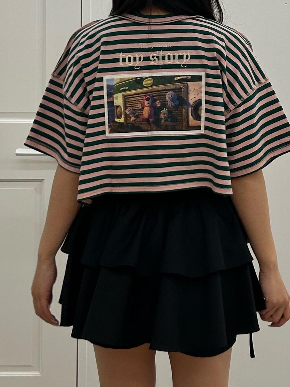 ブラック系のその他パンツ、ブラック系のブーツ、ピンク系のTシャツ/カットソーを着用したレディースの春コーディネートの5枚目の写真