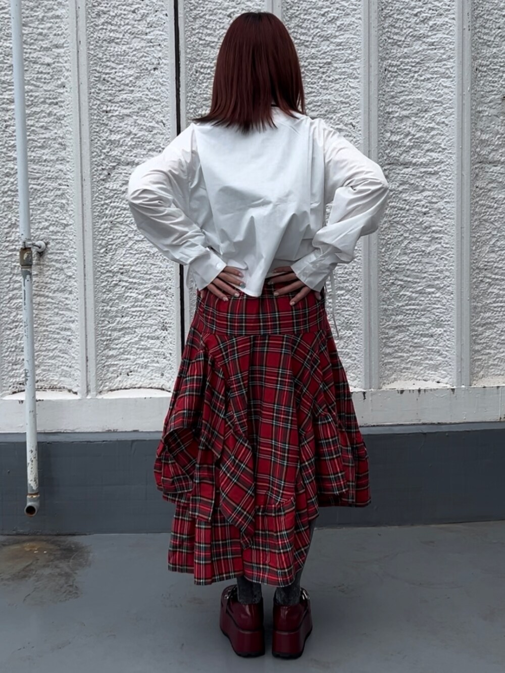 レッド系のスカート、レッド系のローファー、ホワイト系のシャツ/ブラウスを着用したレディースの夏コーディネートの4枚目の写真