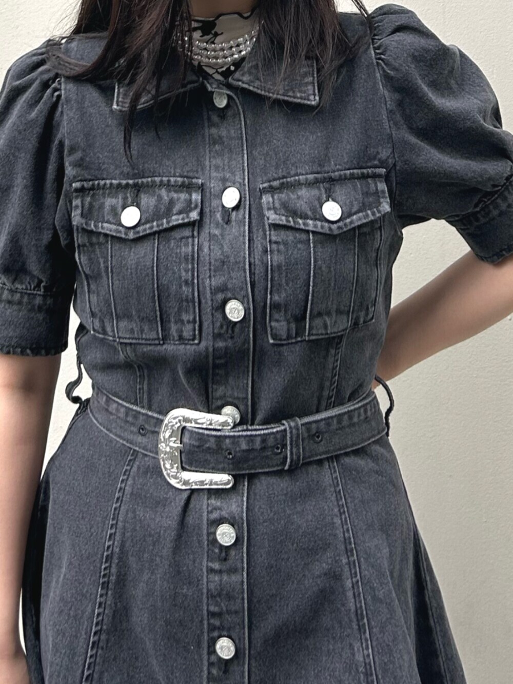 ブラック系のブーツ、ブラック系のワンピース、ホワイト系のチョーカーを着用したレディースの春コーディネートの4枚目の写真