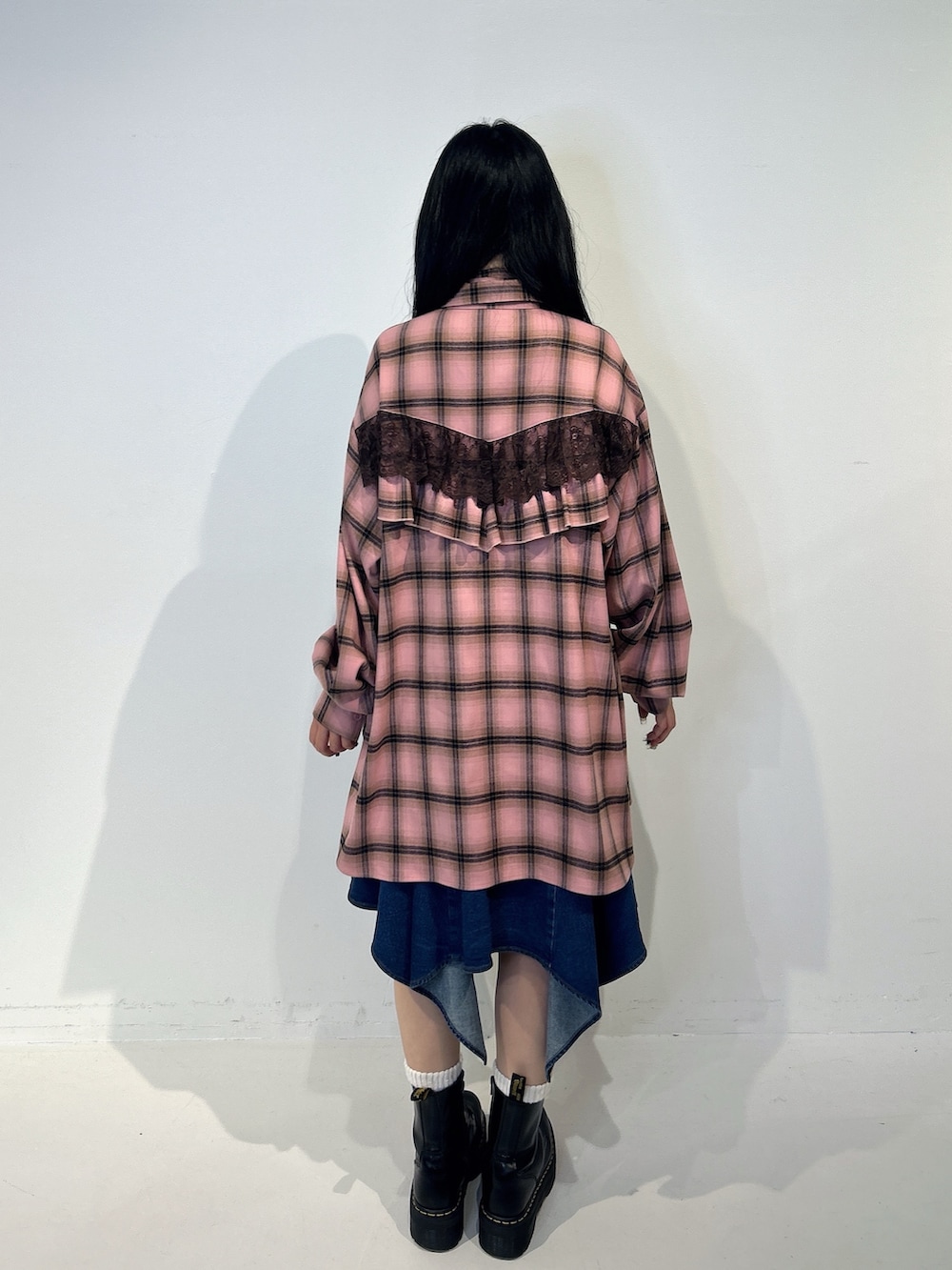 ピンク系のシャツ/ブラウス、ブルー系のスカート、ブラック系のブーツを着用したレディースの春コーディネートの3枚目の写真