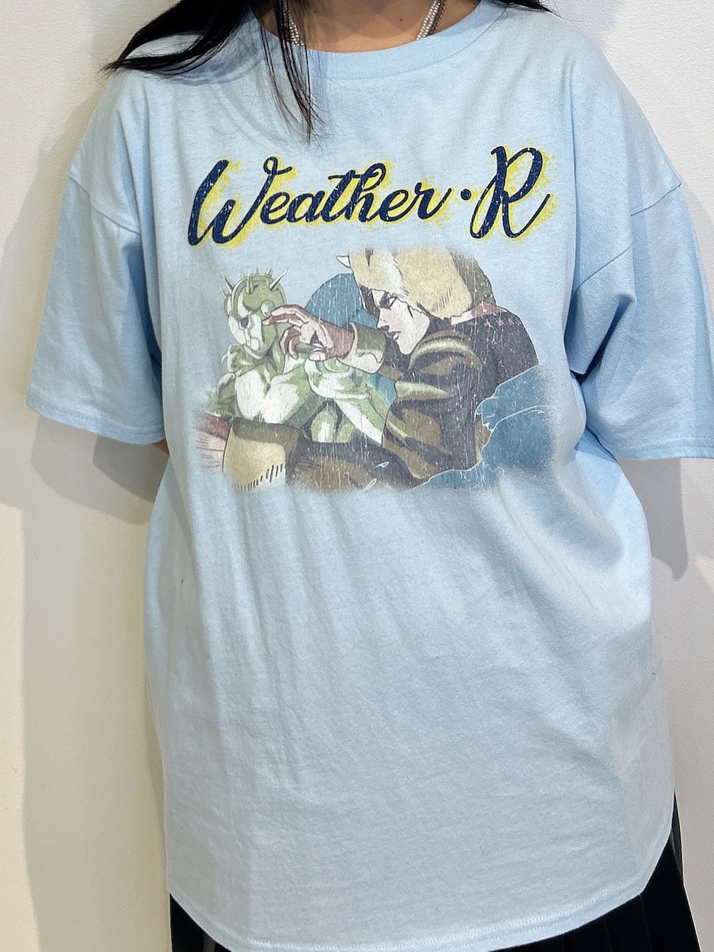 ブルー系のTシャツ/カットソー、ブラック系のブーツを着用したレディースの冬コーディネートの4枚目の写真