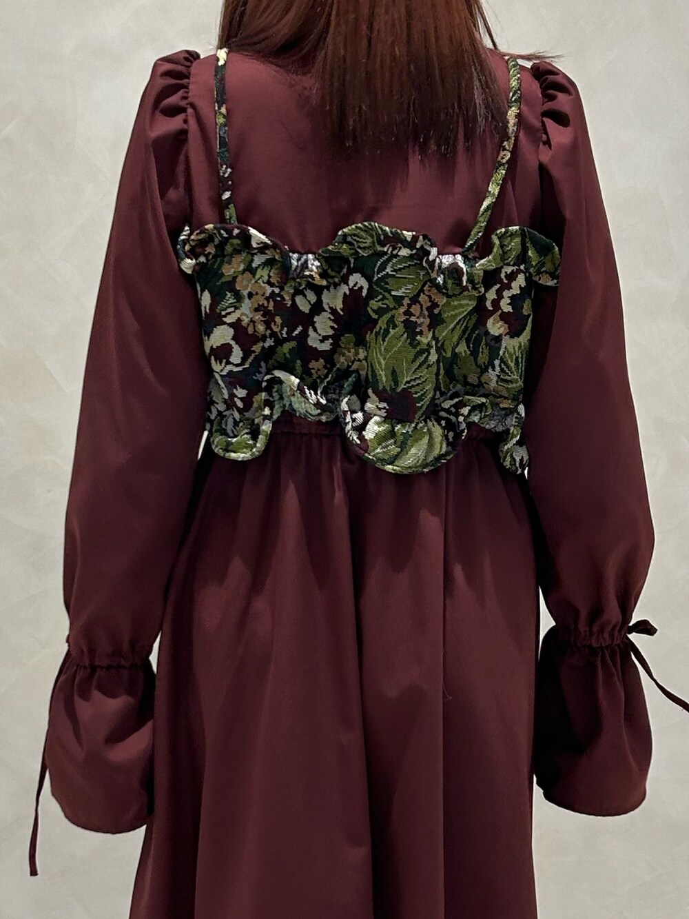 レッド系のワンピース、ブラック系のドレスシューズを着用したレディースの秋コーディネートの6枚目の写真