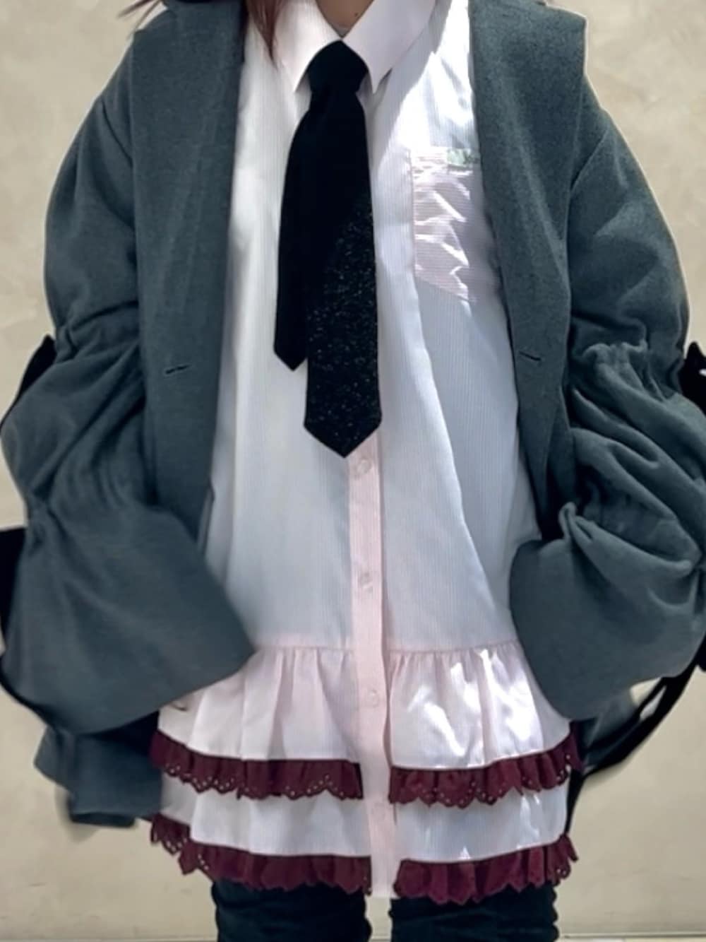 ブラック系のデニムパンツ、グレー系のその他アウター、ピンク系のシャツ/ブラウスを着用したレディースの秋コーディネートの6枚目の写真