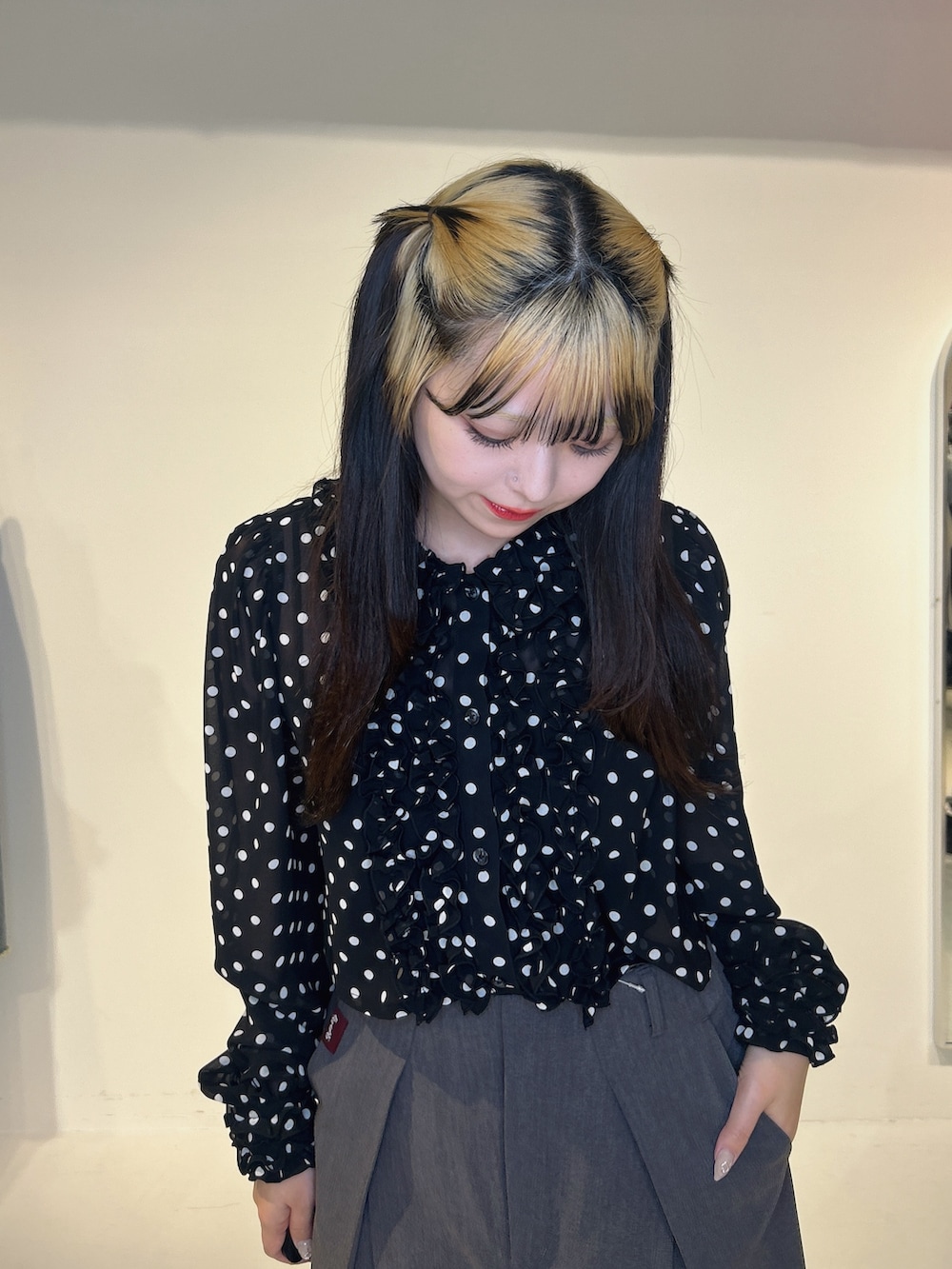 グレー系のスラックス、ブラック系のシャツ/ブラウス、ブラック系のテーラードジャケットを着用したレディースの冬コーディネートの4枚目の写真