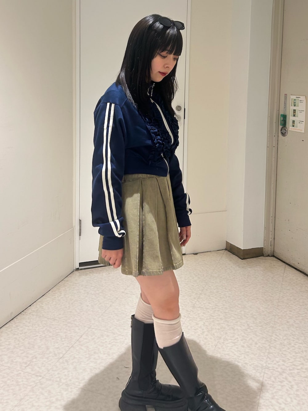 「jouetie、jouetieコーデ、トラックジャケット、トラックジャケットコーデ、スポーティ、スポーティー、スポーティーMIX、スポーティーコーデ、デニム、デニムスカート」｜「jouetieのフリルトラックジャケットジャージ（ジャージ、ブルー系）」を使った、ALICEさん（レディース・152cm）の春コーディネートの6枚目の写真