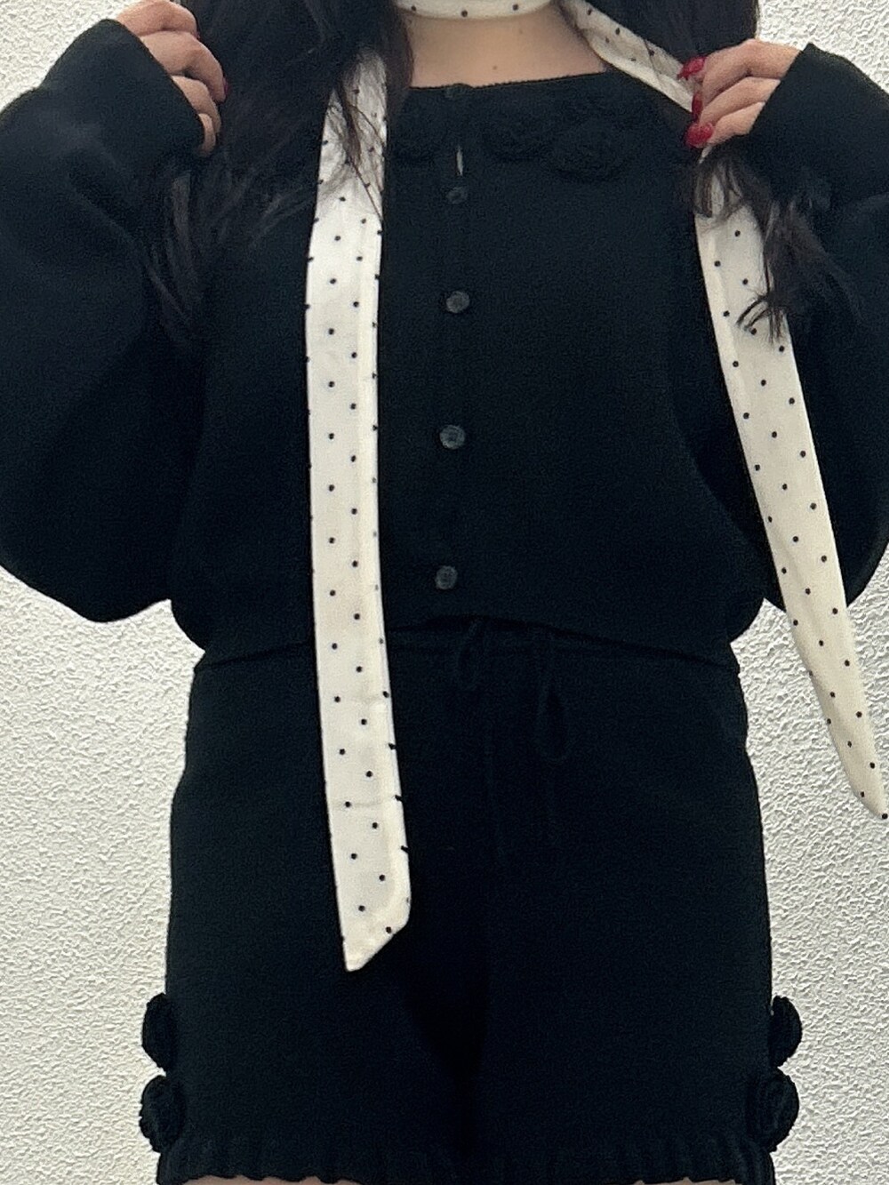 ブラック系のニット/セーター、ブラック系のその他パンツ、ブラック系のブーツを着用したレディースの秋コーディネートの4枚目の写真