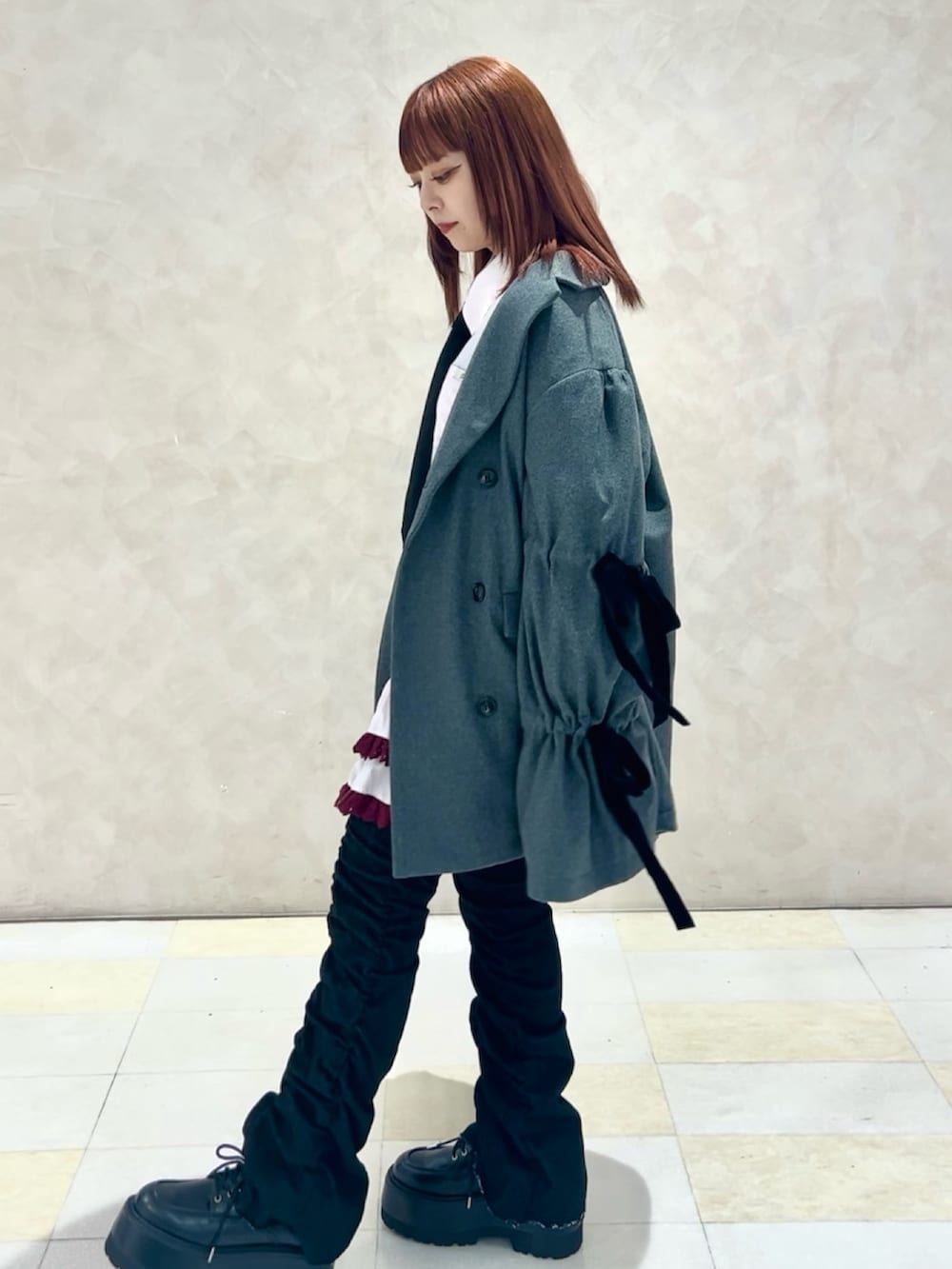 ブラック系のデニムパンツ、グレー系のその他アウター、ピンク系のシャツ/ブラウスを着用したレディースの秋コーディネートの2枚目の写真