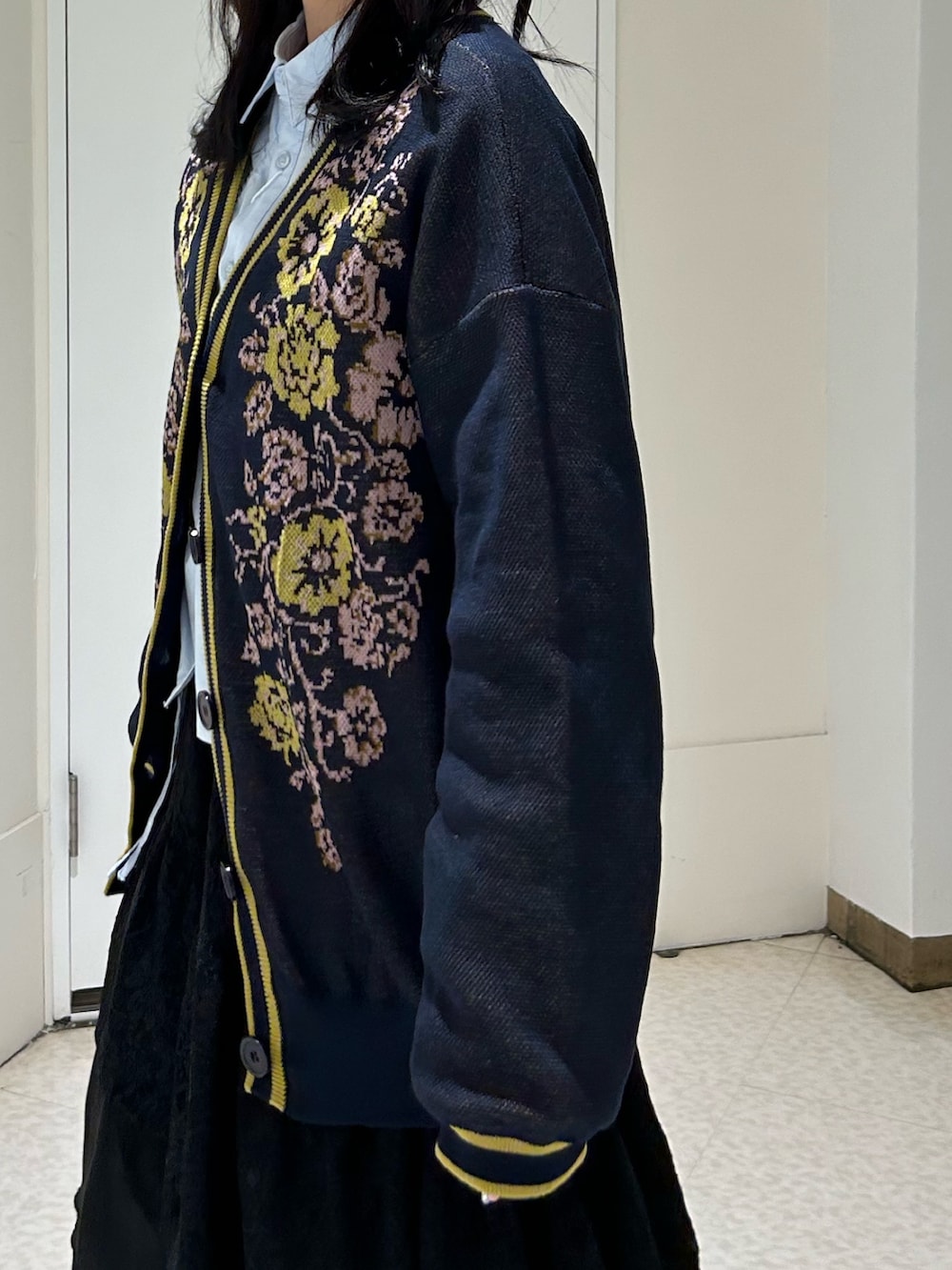 ブラック系のスカート、ブルー系のニット/セーター、ブルー系のシャツ/ブラウスを着用したレディースの冬コーディネートの6枚目の写真