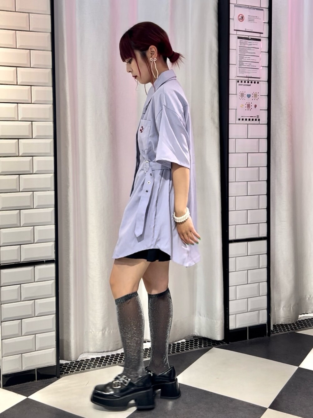 パープル系のシャツ/ブラウス、ブラック系のバレエシューズ、ホワイト系のピアス（両耳用）を着用したレディースの夏コーディネートの2枚目の写真