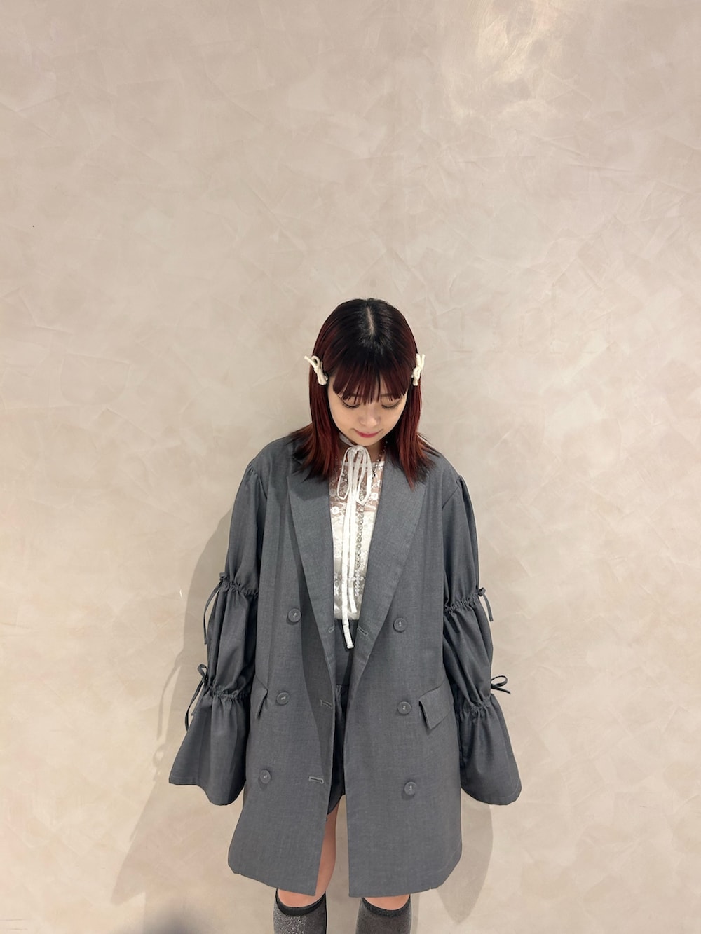 グレー系のワンピース、レッド系のドレスシューズ、ホワイト系のTシャツ/カットソーを着用したレディースの秋コーディネートの4枚目の写真