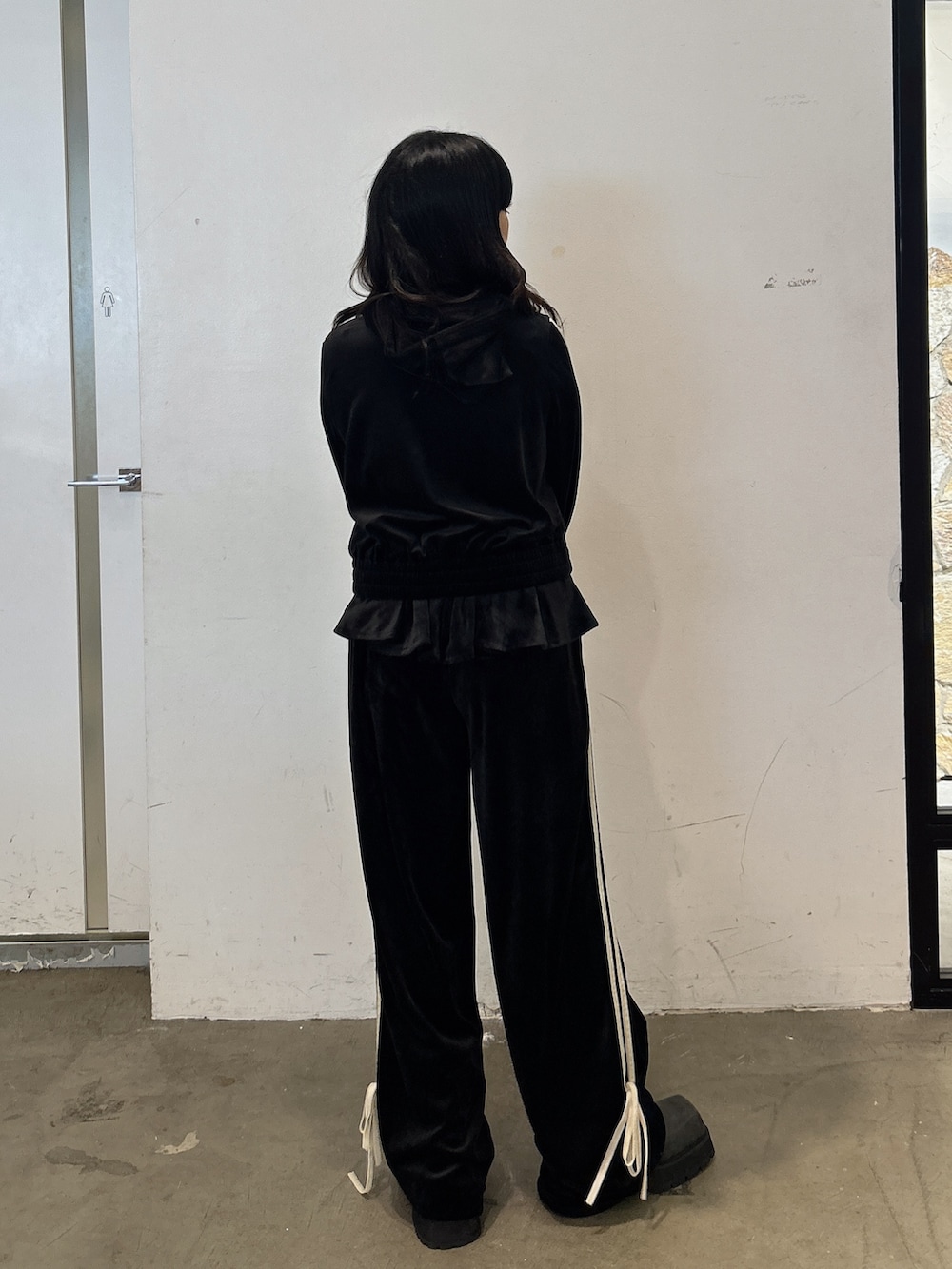 ブラック系のその他パンツ、ブラック系のパーカー、ブラック系のブーツを着用したレディースの秋コーディネートの3枚目の写真