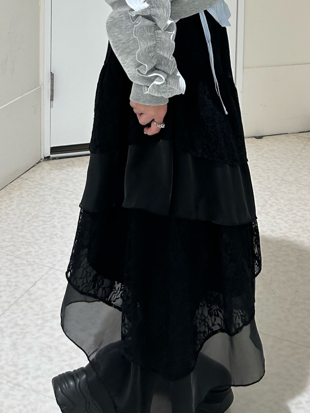 ブラック系のスカート、グレー系のスウェット、ブルー系のシャツ/ブラウスを着用したレディースの冬コーディネートの7枚目の写真