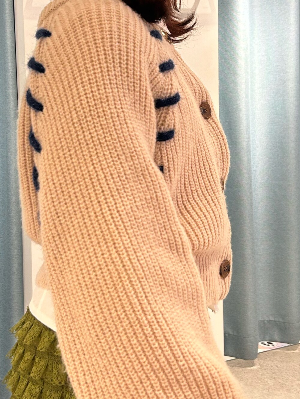 ホワイト系のカーディガン/ボレロ、グリーン系のその他パンツ、ブラック系のブーツを着用したレディースの冬コーディネートの7枚目の写真