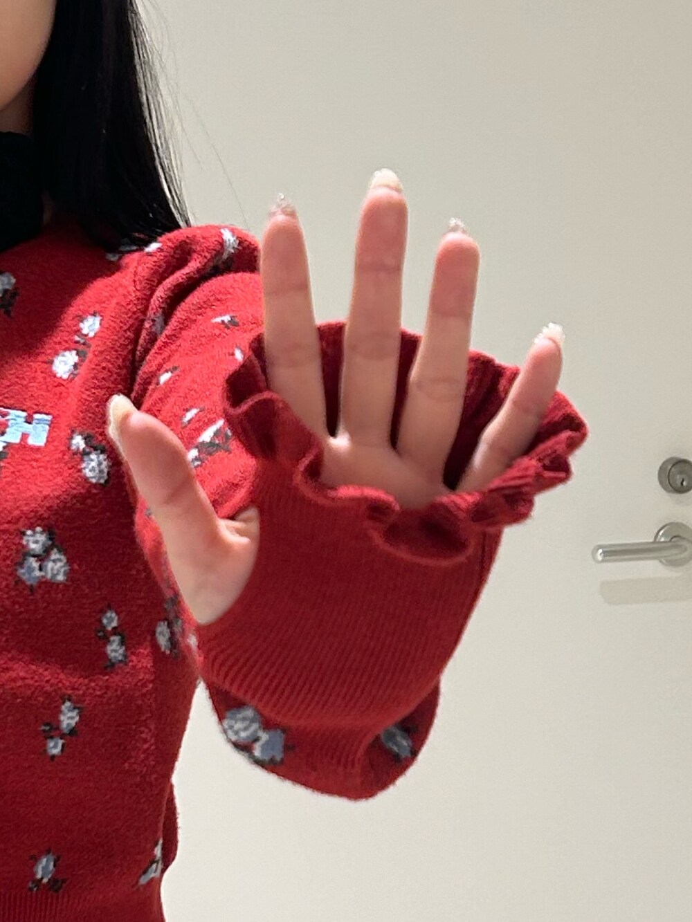 レッド系のニット/セーター、レッド系のニット/セーター、レッド系のローファーを着用したレディースの冬コーディネートの6枚目の写真