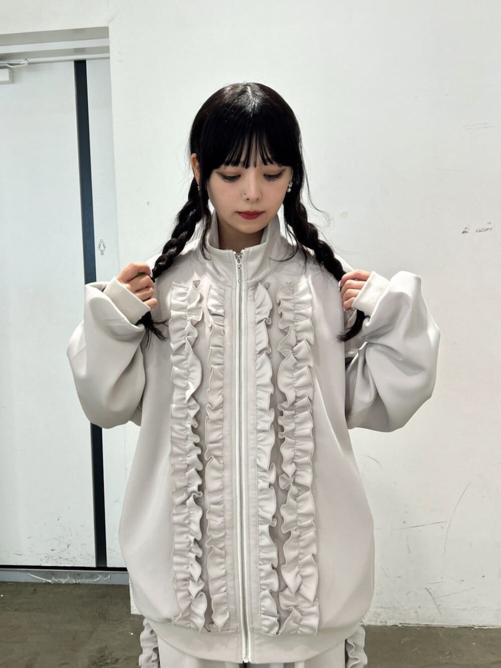 ブラック系のブーツ、ホワイト系のジャージ、ホワイト系のその他パンツを着用したレディースの秋コーディネートの4枚目の写真