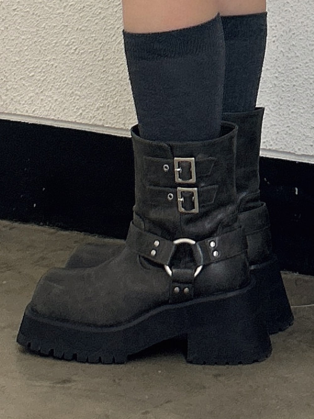 ブルー系のブルゾン、ブラック系のブーツを着用したレディースの秋コーディネートの4枚目の写真