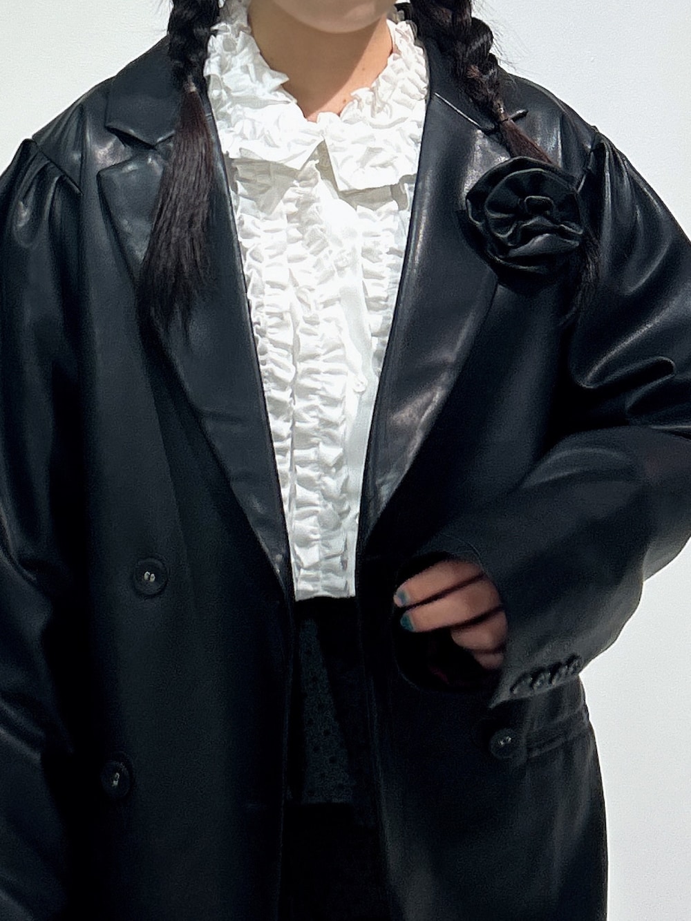 ホワイト系のシャツ/ブラウス、ブラック系のテーラードジャケット、グレー系のスウェットパンツを着用したレディースの冬コーディネートの5枚目の写真