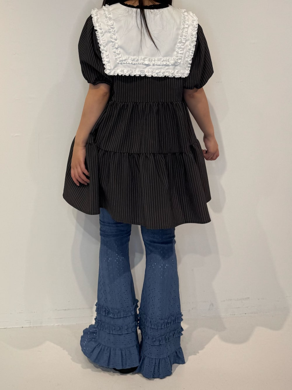 グレー系のワンピース、ブルー系のその他パンツを着用したレディースの春コーディネートの3枚目の写真