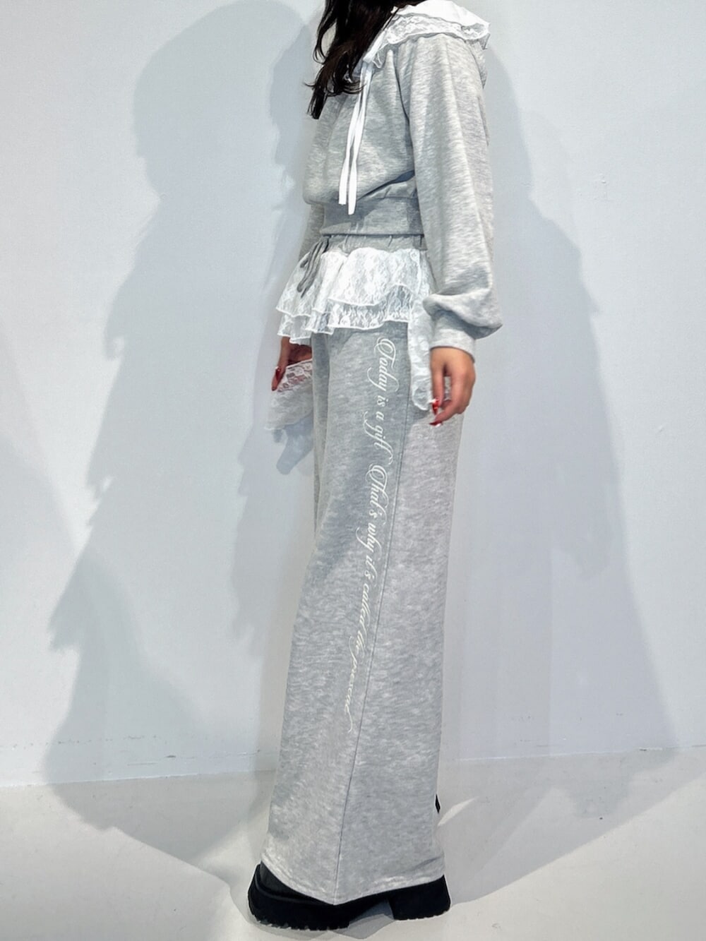 ブラック系のブーツ、グレー系のスウェットパンツ、グレー系のスウェットを着用したレディースの冬コーディネートの2枚目の写真