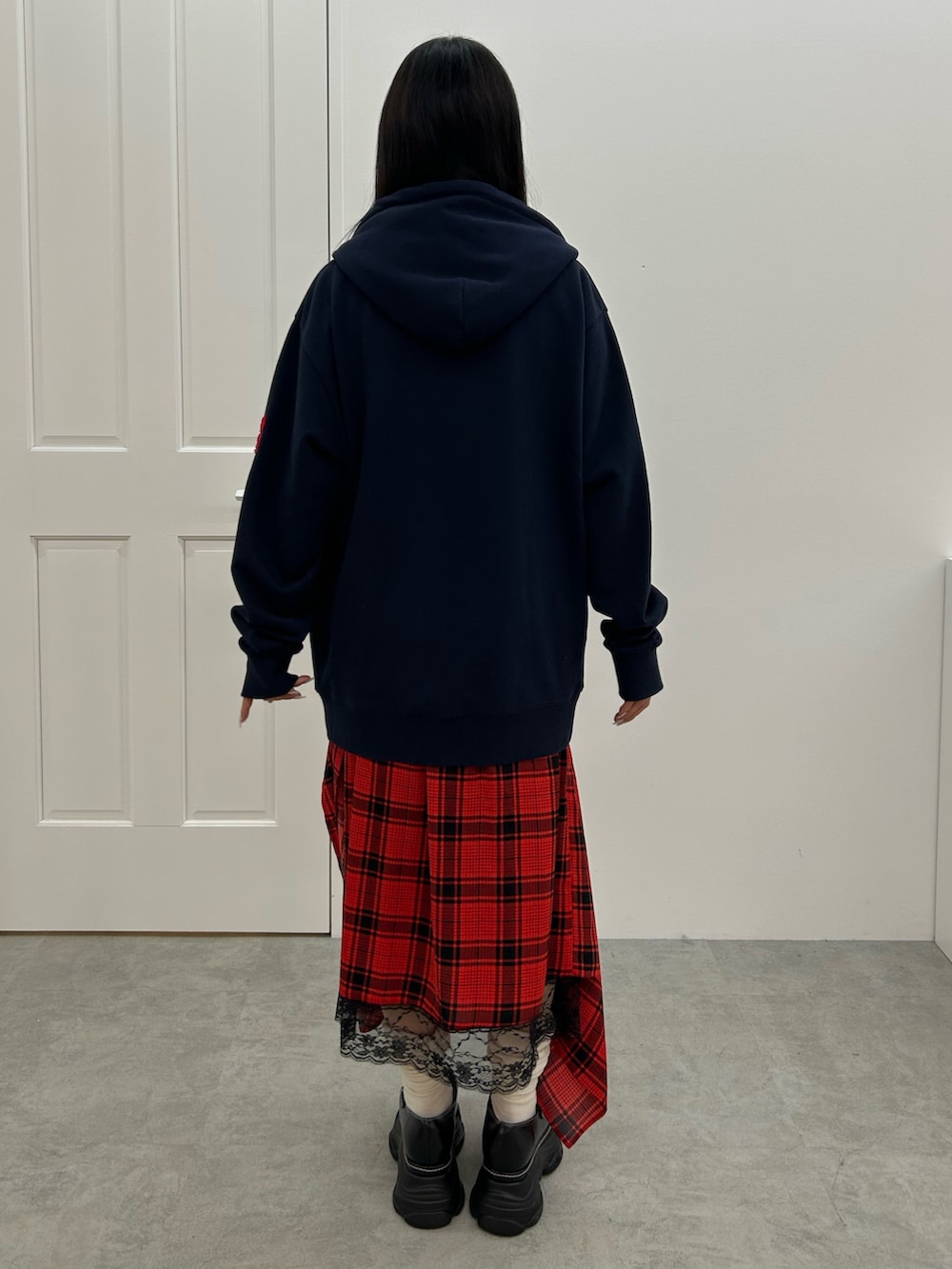 ブルー系のパーカー、レッド系のスカート、ブラック系のローファーを着用したレディースの春コーディネートの3枚目の写真