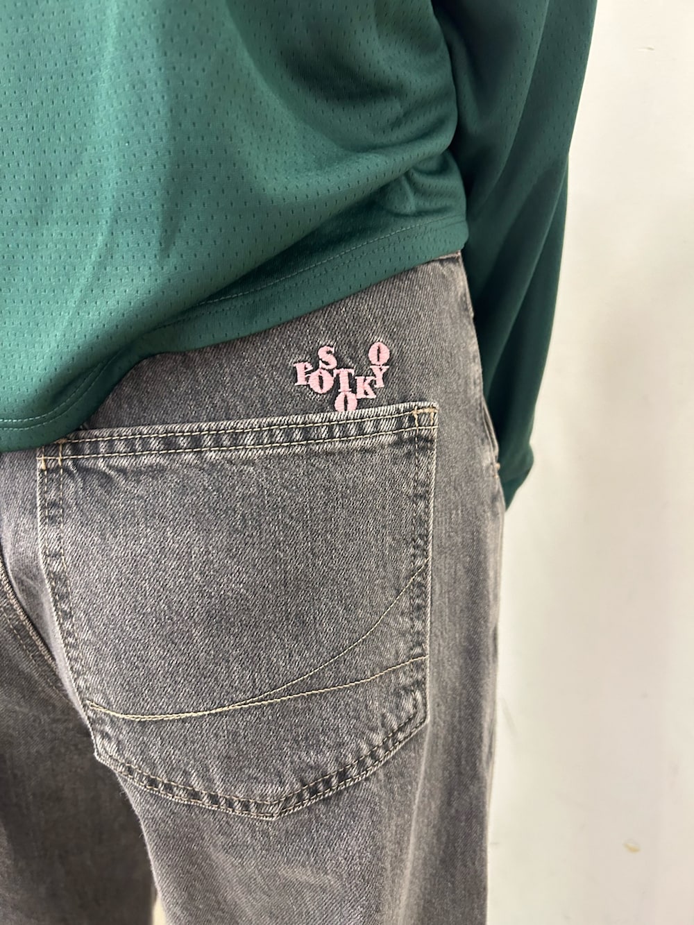 グリーン系のTシャツ/カットソー、ブラック系のデニムパンツ、レッド系のローファーを着用したレディースの夏コーディネートの9枚目の写真