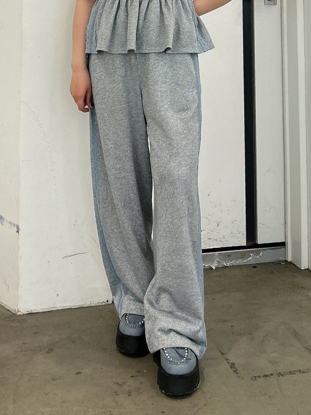 ブルー系のシャツ/ブラウス、グレー系のキャミソール、グレー系のその他パンツを着用したレディースの春コーディネートの4枚目の写真